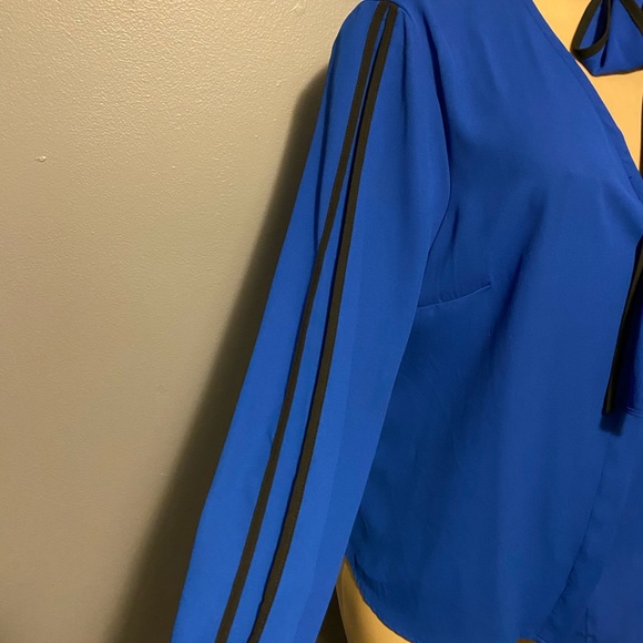 Royal blue shirt with black accents - Picture 2 of 4